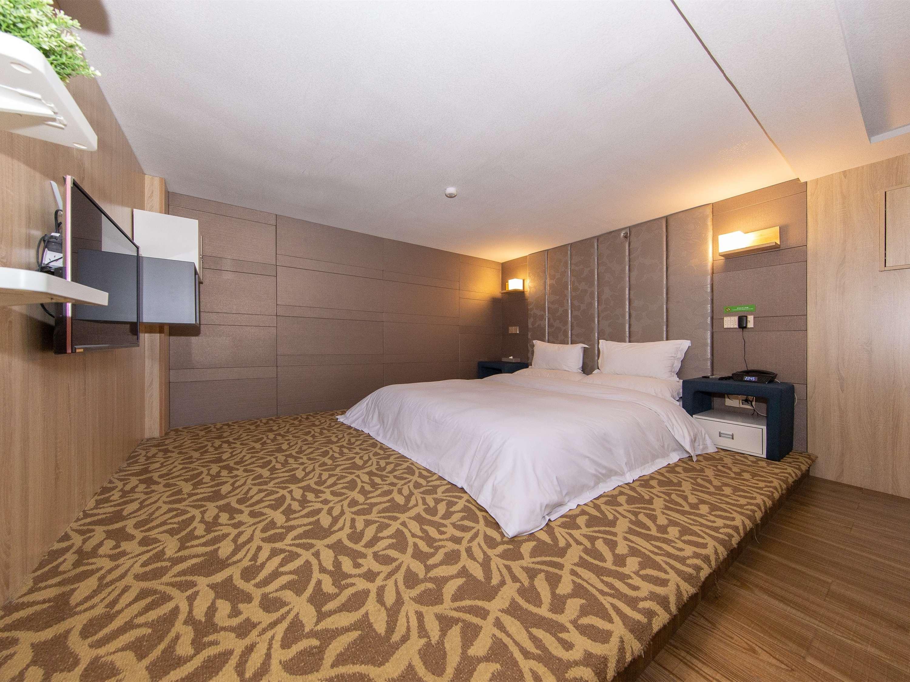 Ibis Styles Nantong Development Zone Shimao Plaza Hotell Exteriör bild